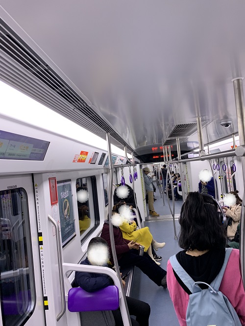 重慶の地下鉄の車内の様子