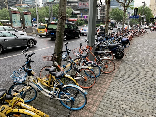 上海市内の歩道に停めてあるシェアサイクル
