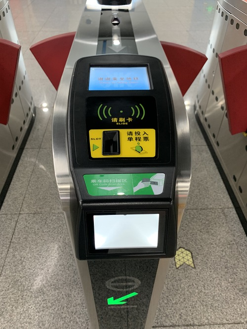 深圳地下鉄の改札機のQRリーダー