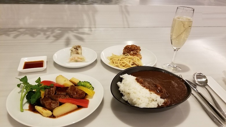 2017年頃の羽田空港ファーストクラスラウンジの食事