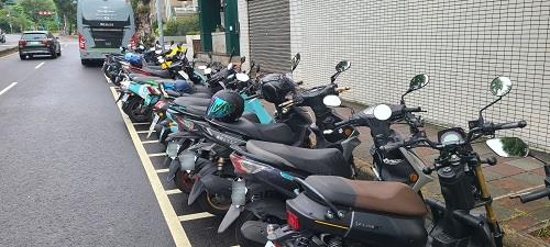 台湾の公道のバイク駐車場