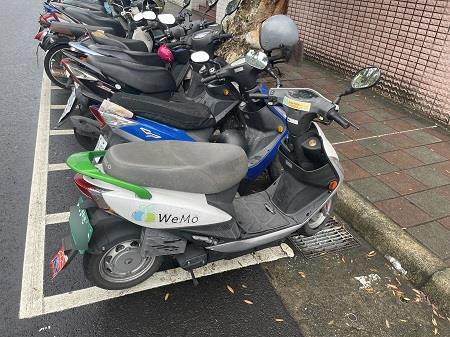 一般のバイクに混じって駐車してあるWeMoのバイク