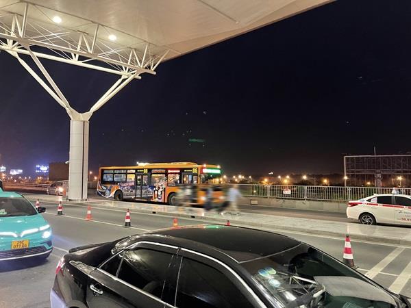 86番バスがノイバイ空港国際線ターミナルに停車したところ